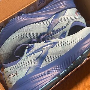 🔥 super deal Limited Edition Brooks Glycerin 22 Run Disney Stitch sneakers size8